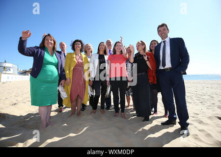 Lib Dem leader di partito Jo Swinson (quinta a destra) con Lib MPs Dem sulla spiaggia di Bournemouth durante i liberali democratici autunno conferenza presso il Centro Internazionale di Bournemouth in Bournemouth. Foto di PA. Picture Data: martedì 17 settembre, 2019. Vedere PA LIBDEMS storia principale. Foto di credito dovrebbe leggere: Jonathan Brady/PA FILO Foto Stock