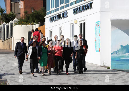 Lib Dem leader di partito Jo Swinson (al centro) con Lib MPs Dem facendo una passeggiata sul lungomare di Bournemouth durante i liberali democratici autunno conferenza presso il Centro Internazionale di Bournemouth in Bournemouth. Foto Stock