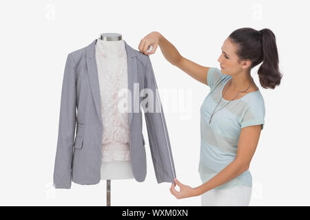 Designer di moda la misurazione blazer manicotto su sfondo bianco Foto Stock