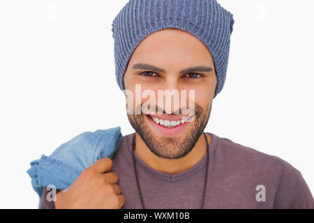 Uomo sorridente indossando beanie hat su sfondo bianco Foto Stock