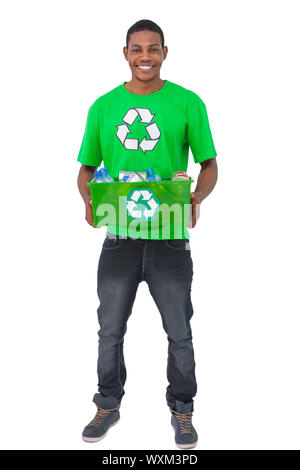 Uomo sorridente della scatola di contenimento di recyclables su sfondo bianco Foto Stock