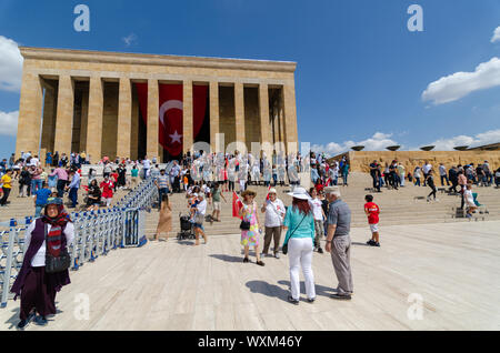 Ankara, Turchia - agosto 30,2019: Anitkabir mausoleo di Ataturk in un giorno nuvoloso. Le persone che visitano il Grande Leader Ataturk nella sua tomba per conv Foto Stock