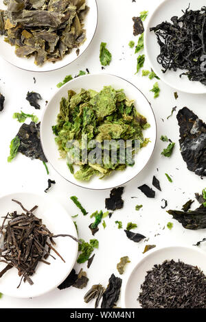 Varie alghe secco, mare verdure, girato dalla parte superiore su uno sfondo bianco, un assortimento Foto Stock