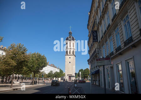 Lione, Francia - Luglio 19, 2019: Clocher De La Charite Clocktower sulla Place Bellecour square d'estate. È il rimanente di un ex ospedale e una Foto Stock
