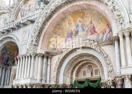 Ultima sentenza mosaico fuori l'ingresso alla Basilica di San Marco, Venezia, Italia Foto Stock