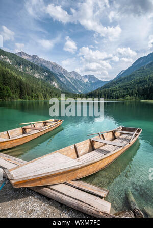 Scenic paesaggio di montagna con il turchese del lago e la barca di legno a sunny giorno di estate in Austria Alpi Foto Stock