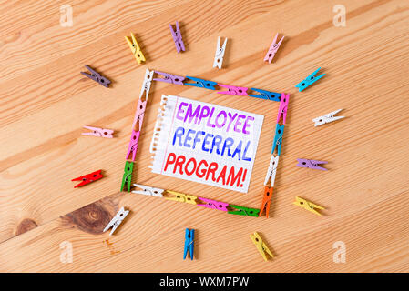 La grafia la scrittura di testo Employee Referral Program. Foto concettuale di reclutamento interno metodo impiegato da organizzazioni clothespin colorato papers e Foto Stock