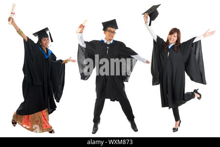 Corpo completo gruppo di multi gare studentessa universitaria in abito di graduazione jumping isolati su sfondo bianco Foto Stock