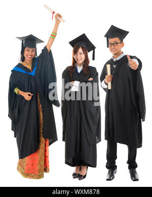 Corpo completo gruppo di multi gare studentessa universitaria in abito di graduazione in piedi isolato su sfondo bianco Foto Stock