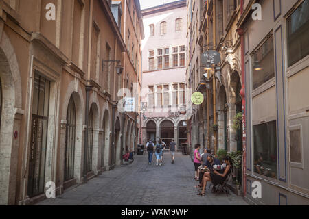 Lione, Francia - 13 luglio 2019: tipica stradina del Vieux Lyon (vecchia Lione) sul quartiere Presqu'ile con turisti di passaggio durante un soleggiato su Foto Stock