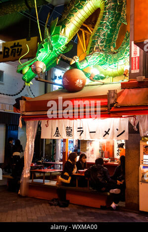 Ristorante a Osaka e un drago giapponese, parte della mitologia culturale, che rappresenta la fortuna, l'equilibrio e la libertà, il Giappone. Foto Stock