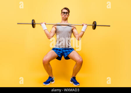 Lunghezza completa le dimensioni del corpo di funky caucasian guy in bicchieri, facendo p Foto Stock