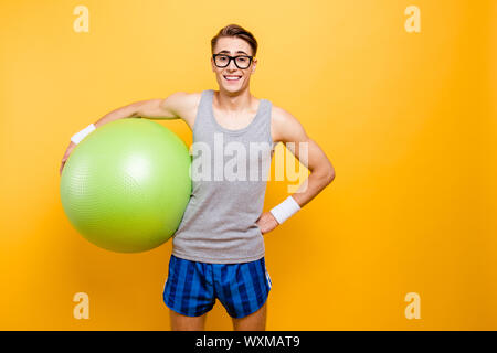 Pronto per la formazione Ritratto di spensierata e spensierato uomo detiene un b Foto Stock