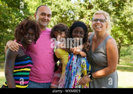 Felice famiglia multiculturale avente un bel giorno di estate Foto Stock