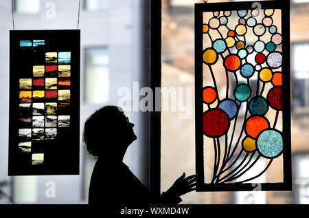 '40 palloni' dall'artista Carolyn Barlow è una delle creazioni di vetreria che è in mostra in una mostra speciale per celebrare il quarantesimo anniversario del vetro scozzese la società al Trades Hall di Glasgow. Foto Stock