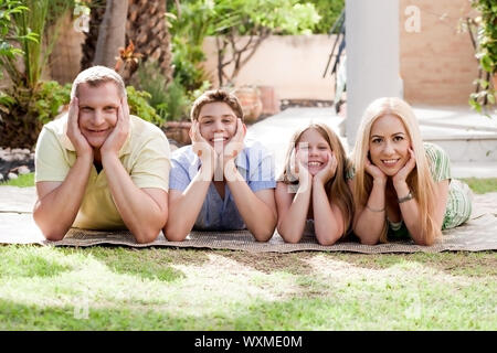 Una famiglia incantevole su ci cortile e guardando a voi Foto Stock