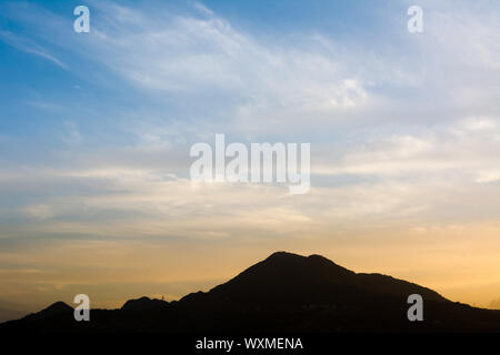 Famoso tramonto con cielo vlue in Tamsui (Danshui), Taiwan, Asia. Foto Stock