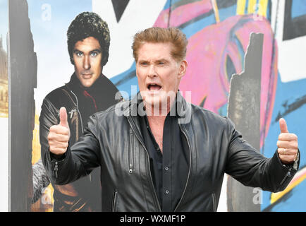 Berlino, Germania. Xvii Sep, 2019. David Hasselhoff si trova di fronte la East Side Gallery a una presentazione di Audible audio originale libro 'fino contro la parete - Missione Mauerfall'. La data di pubblicazione è il 3 ottobre 2019. Credito: Jens Kalaene/dpa-Zentralbild/dpa/Alamy Live News Foto Stock