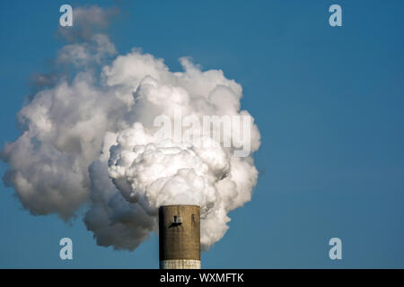 I gas di scarico inquinanti e dall'industria utilizzando l'esempio di un camino di fumo Foto Stock