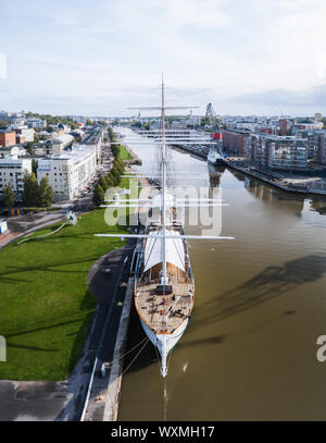 Turku, Finlandia - 09/09/2019: Antenna vista frontale del cigno di Finlandia sul fiume Aurajoki in estate con il centro della città in background in Turku, Finlandia Foto Stock