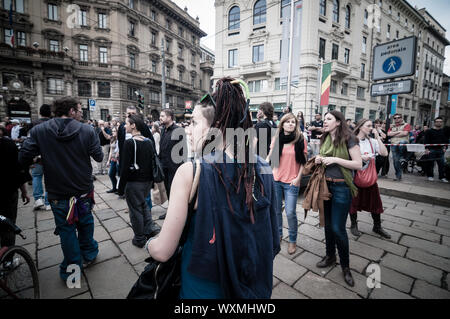Milano, Italia - 1 maggio - Festa del lavoro svoltosi a Milano il 1 maggio 2013. Ogni anno migliaia di persone che prendono le strade per celebrare la giornata del lavoro e alla prote Foto Stock