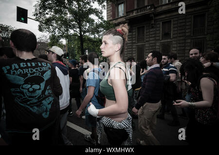 Milano, Italia - 1 maggio - Festa del lavoro svoltosi a Milano il 1 maggio 2013. Ogni anno migliaia di persone che prendono le strade per celebrare la giornata del lavoro e alla prote Foto Stock