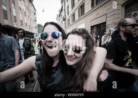 Milano, Italia - 1 maggio - Festa del lavoro svoltosi a Milano il 1 maggio 2013. Ogni anno migliaia di persone che prendono le strade per celebrare la giornata del lavoro e alla prote Foto Stock