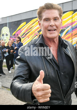 Berlino, Germania. Xvii Sep, 2019. David Hasselhoff si trova di fronte la East Side Gallery a una presentazione di Audible audio originale libro 'fino contro la parete - Missione Mauerfall'. La data di pubblicazione è il 3 ottobre 2019. Credito: Jens Kalaene/dpa-Zentralbild/dpa/Alamy Live News Foto Stock