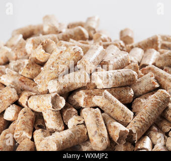 Combustibile alternativo: pellets di legno fatto di scarti di segheria. Foto Stock