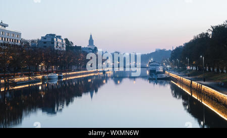 Turku, Finlandia - 14/10/2018: tranquillo fiume Aurajoki con torre della cattedrale di Turku in background in autunno nebuloso mattina a Turku, in Finlandia Foto Stock