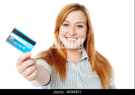 Bella ragazza che mostra la sua carta di credito Foto Stock