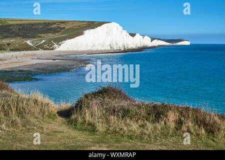 Vista di sette sorelle chalk cliffs e Cuckmere Haven da Seaford Testa, East Sussex, sulla costa sud dell'Inghilterra Foto Stock