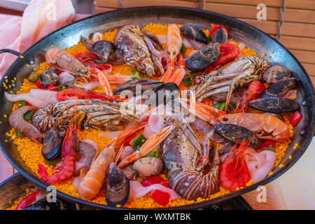 Deliziosa Spagnolo tradizionale a base di pesce piatto di riso paella nel ristorante Foto Stock
