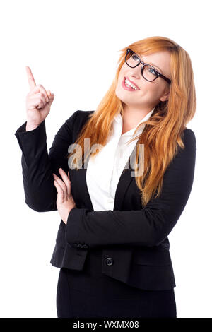 Young corporate lady cercando e rivolto verso l'alto Foto Stock