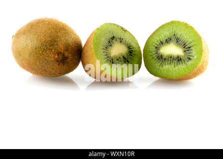 Una intera e due metà del kiwi da New-Sealand Foto Stock