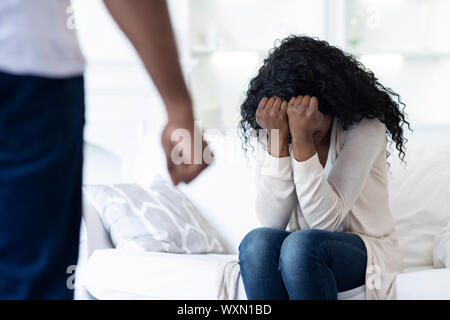 La violenza domestica. Spaventata donna nasconde il suo volto in mani. Foto Stock