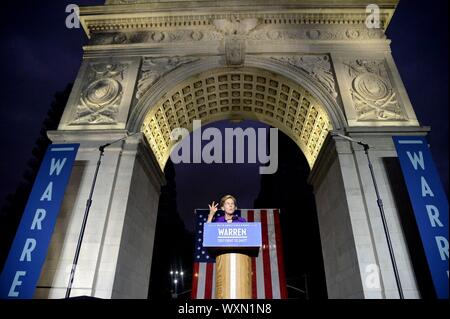 New York, NY, STATI UNITI D'AMERICA. Xvi Sep, 2019. Il senatore Elizabeth Warren di presenze per il senatore Elizabeth Warren NYC Rally, Washington Square Park, New York, NY, il 16 settembre 2019. Credito: Kristin Callahan/Everett raccolta/Alamy Live News Foto Stock