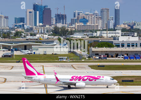 Fort Lauderdale, Florida - Aprile 6, 2019: Swoop Boeing 737-800 aeroplano a Fort Lauderdale Airport (FLL) in Florida. Foto Stock