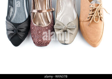 Varie femmina scarpe piatte isolato su bianco Foto Stock