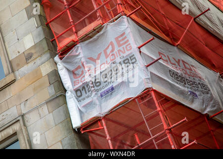 Ponteggio con un rosso netto sulla copertura di un edificio su Buchanan Street nel centro della città di Glasgow Foto Stock