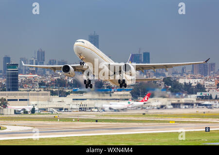 Beirut, Libano - 16 Febbraio 2019: Saudi Arabian Airlines Airbus A330 in aereo Aeroporto di Beirut (BEY) in Libano. Foto Stock