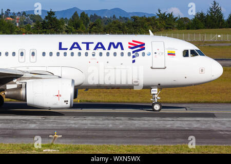 Medellin, Colombia - 26 Gennaio 2019: LATAM Airbus A320 aeroplano a Medellin Rionegro aeroporto (MDE) in Colombia. Foto Stock