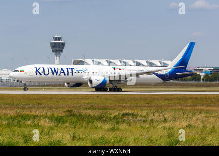 Monaco di Baviera, Germania - Luglio 20, 2019: Kuwait Airlines Boeing 777-300ER aereo all'aeroporto di Monaco (MUC) in Germania. Foto Stock