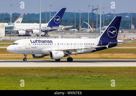 Monaco di Baviera, Germania - Luglio 20, 2019: Lufthansa Airbus A319 in aereo all'aeroporto di Monaco (MUC) in Germania. Foto Stock