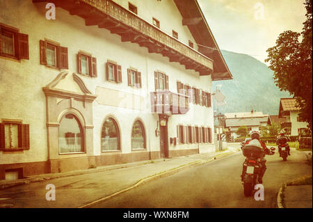 Bikers in città europea, bello stile retrò foto, immagine grunge, trascorrendo una vacanza sulle montagne, avventura estrema, attiva touring concept Foto Stock