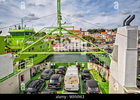 Pato Real ferry boat avvicinando città di Setúbal terminale proveniente dalla Penisola di Troia, regione Lisboa, Portogallo Foto Stock