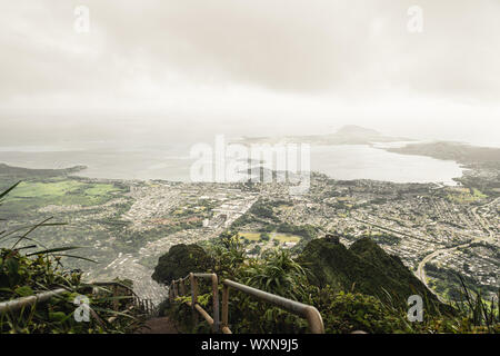 Drammatica moody vista di Kaneohe e Ho'omaluhia Gardenin botanico Oahu, Hawaii. Foto Stock