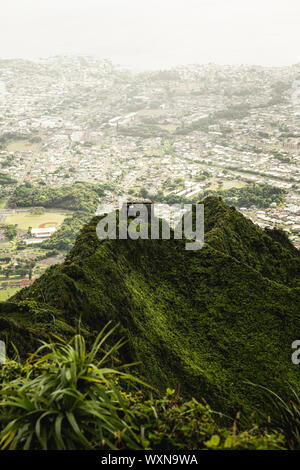 Drammatica moody vista di Kaneohe e Ho'omaluhia Gardenin botanico Oahu, Hawaii. Foto Stock