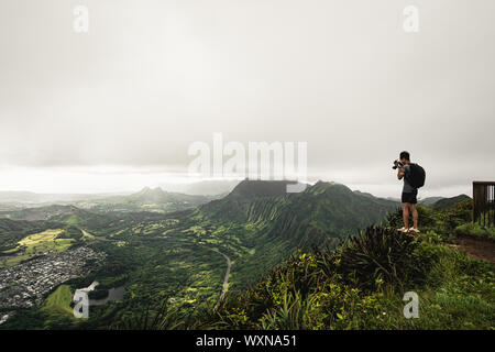 Kaneohe, Oahu - 25 agosto 2019: Guy prende le foto nella parte superiore della scala verso il cielo (l'haiku scale) escursione. Oahu, Hawaii. Foto Stock