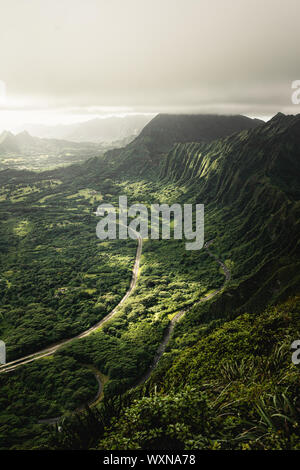 Drammatica moody vista di Kaneohe e Ho'omaluhia Gardenin botanico Oahu, Hawaii. Foto Stock